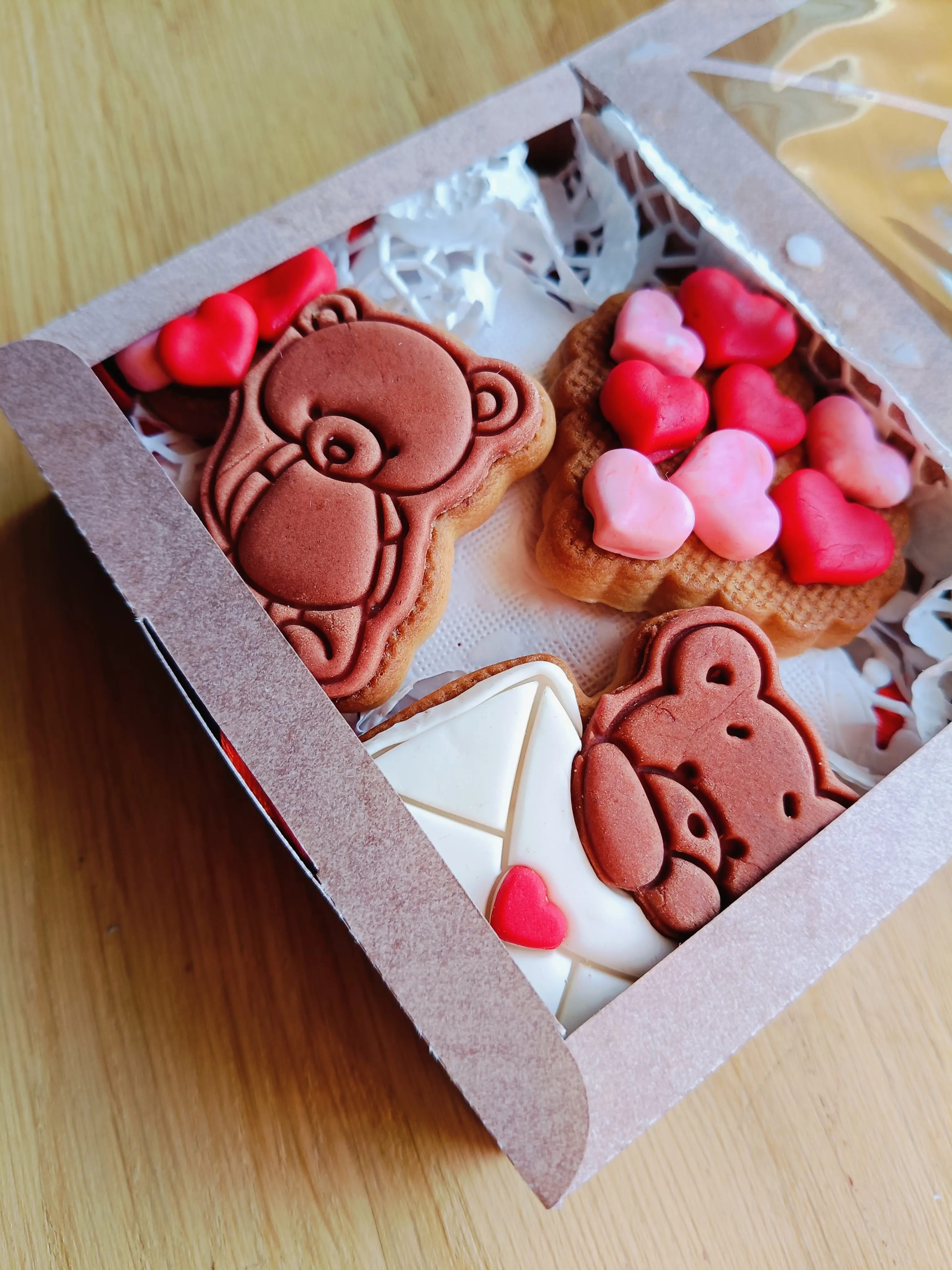 Ręcznie zdobione ciasteczka lukrowe w pudełku – misie z serduszkami i kolorowe ciasteczka w kształcie serca, idealne na Walentynki lub prezent