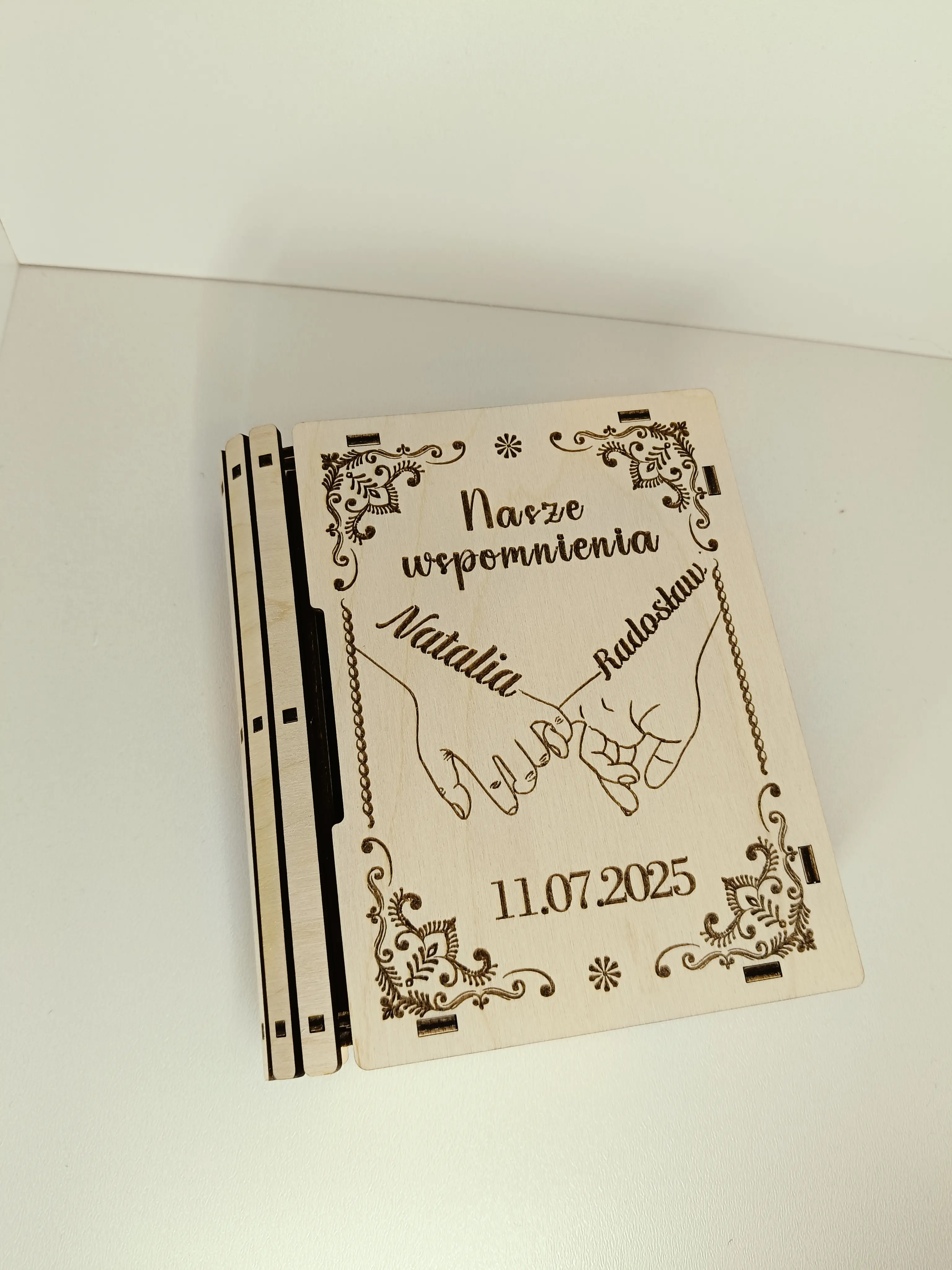 Drewniane pudełko wspomnień z grawerem – prezent ślubny na zamówienie
