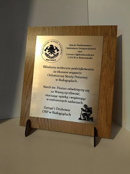 Tabliczka z grawerowaną płytką – podziękowania od Ochotniczej Straży Pożarnej