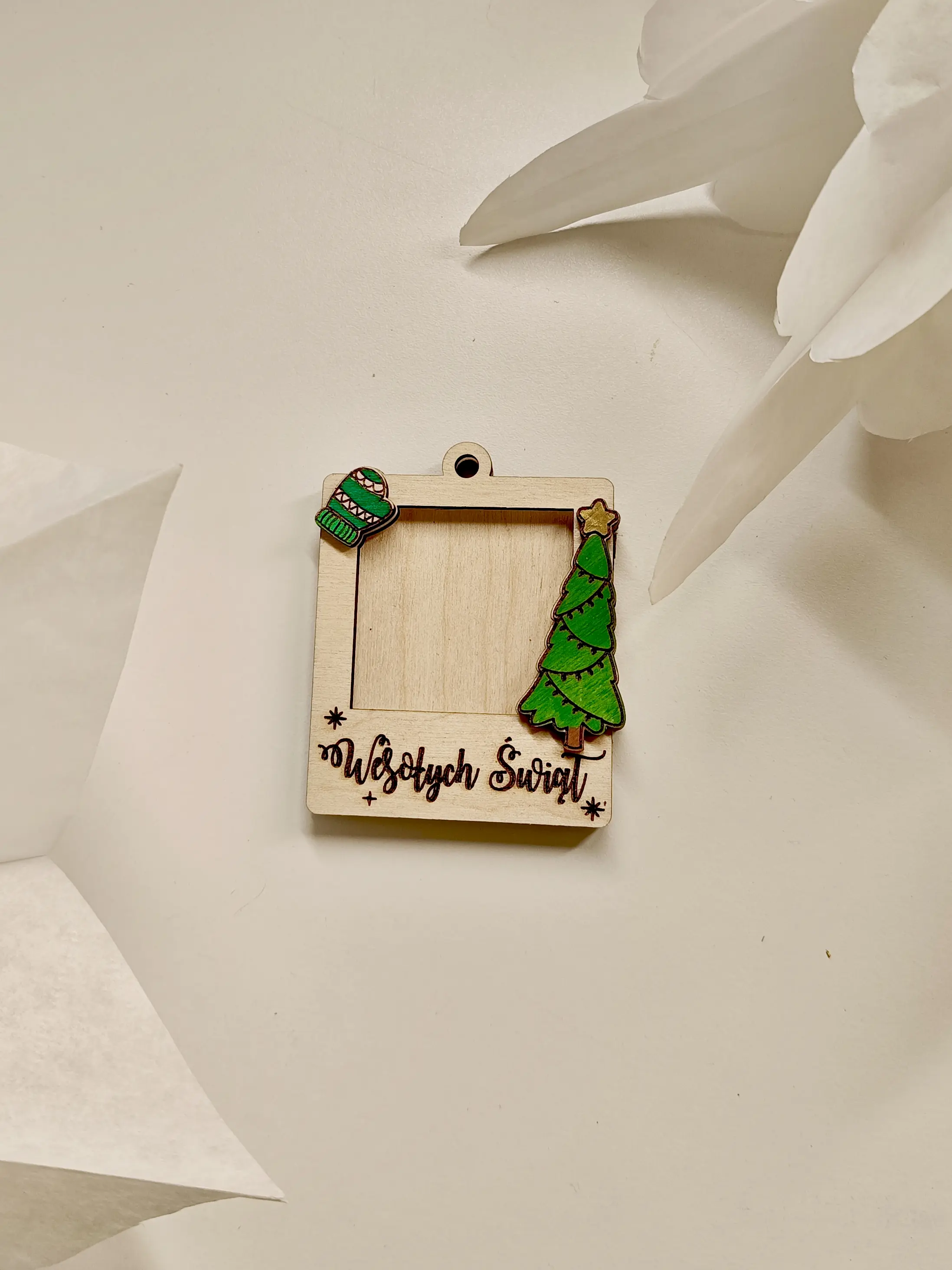 Drewniana ramka świąteczna z grawerem Wesołych Świąt, ozdobiona choinką i rękawiczką zimową