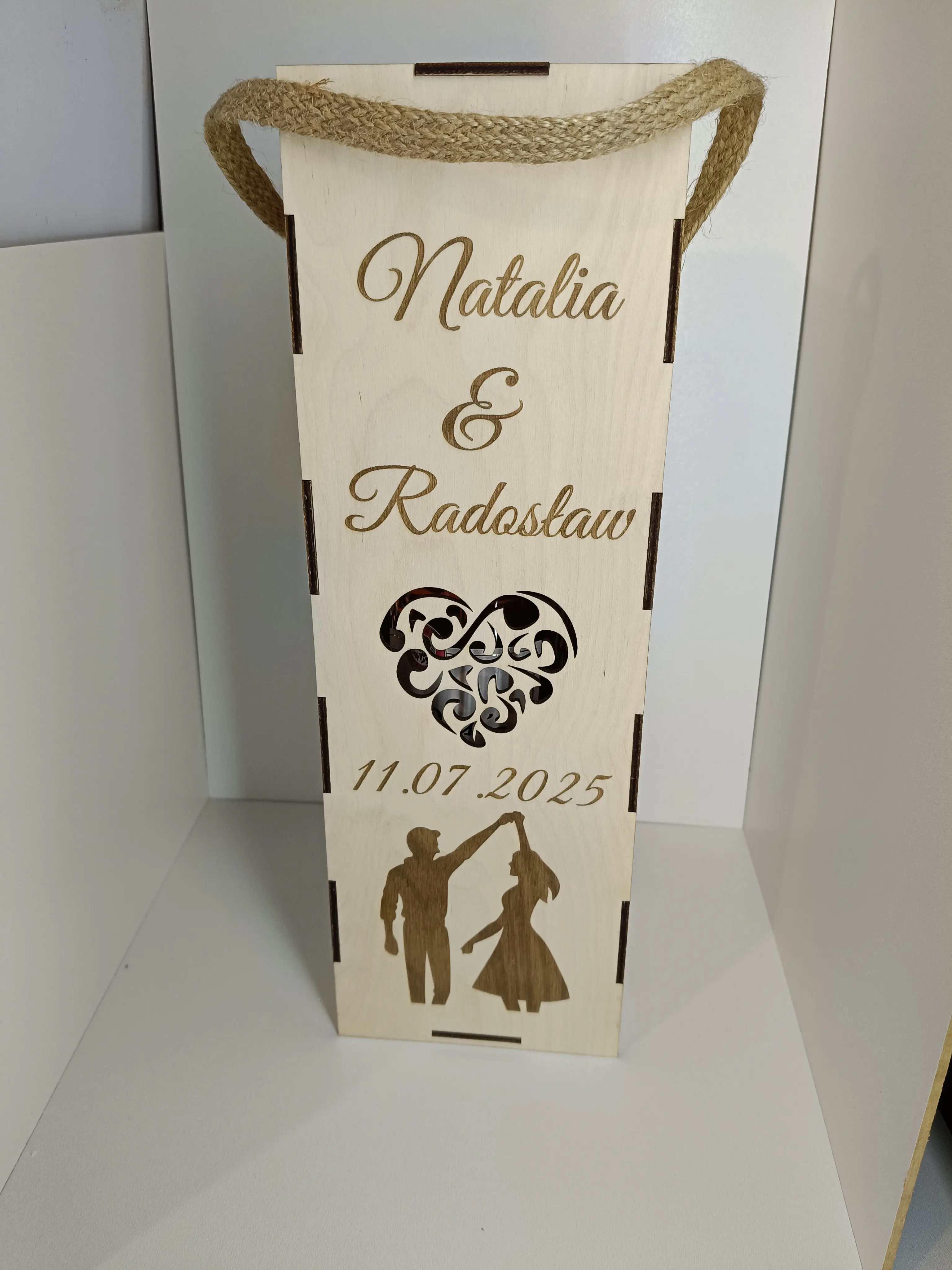 Drewniane pudełko prezentowe z grawerem Natalia & Radosław, sercem, datą 11.07.2025 i sylwetką tańczącej pary